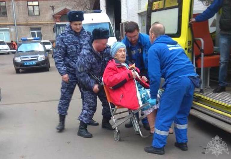 Сотрудники вневедомственной охраны эвакуировали жителей московской многоэтажки во время пожара
