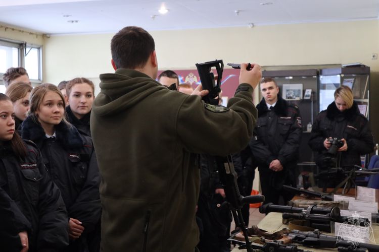 Офицеры СОБР провели показательные тактико-специальные учения для столичных школьников и студентов