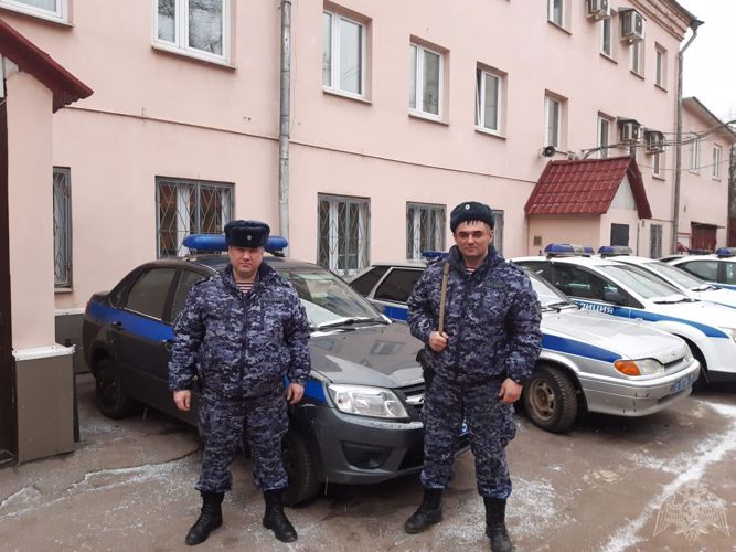 Росгвардейцы спасли москвичку, собиравшуюся выпрыгнуть из окна