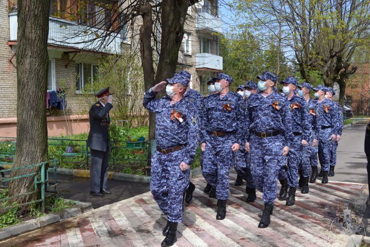 Столичные росгвардейцы принимают участие во всероссийской патриотической акции «Парад у дома ветерана»