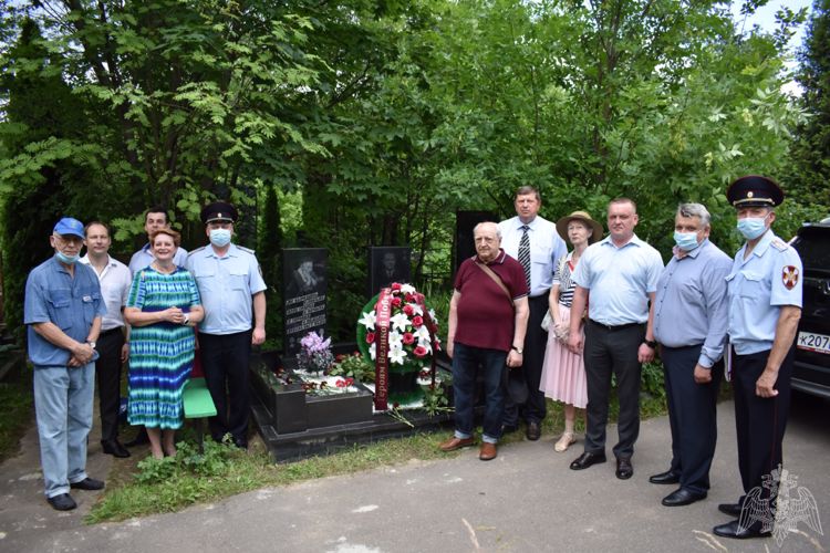 В МОСКВЕ СОТРУДНИКИ РОСГВАРДИИ ПОЧТИЛИ ПАМЯТЬ ГЕРОЯ СОВЕТСКОГО СОЮЗА СТЕПАНА ЗАЙЦЕВА