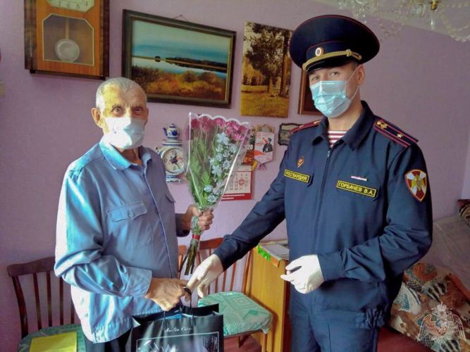 Сотрудники столичного управления Росгвардии поздравили труженика тыла с днем рождения