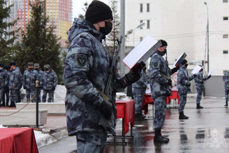 В преддверии Дня Росгвардии молодые сотрудники московского ОМОН приняли присягу