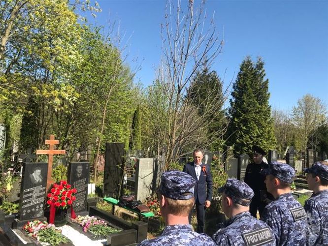 Столичные росгвардейцы посетили могилу Героя Советского Союза С.Х. Зайцева и его супруги