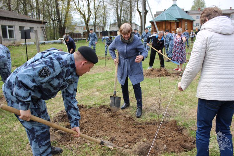 Сотрудники московского ОМОН заложили фруктовый сад в память о сотрудниках, погибших при исполнении служебно-боевых задач