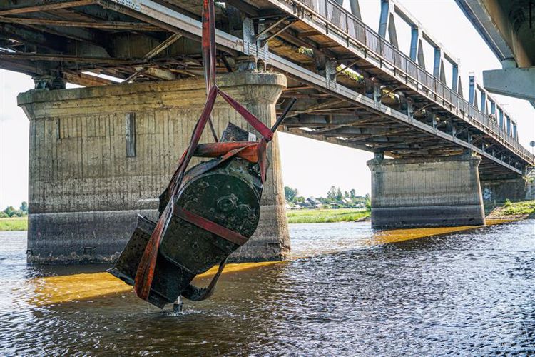 Бронеавтомобиль времён войны подняли водолазы Росгвардии со дна реки