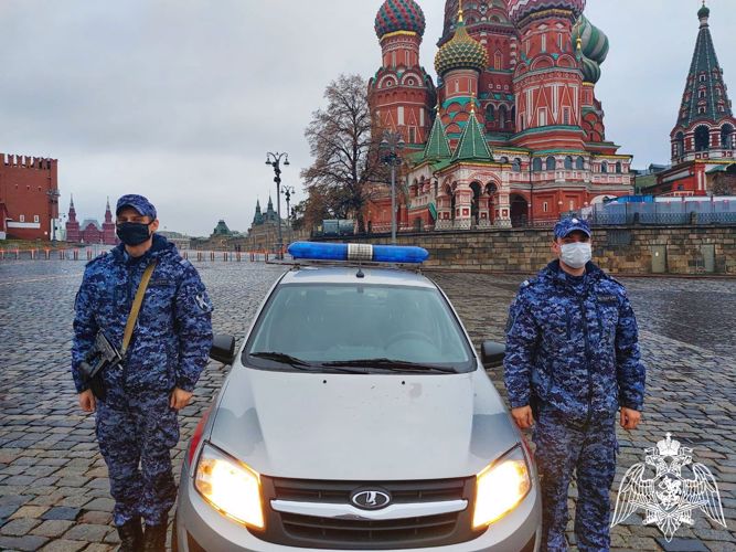 Сотрудники Росгвардии спасли жизнь упавшему в Москву-реку мужчине