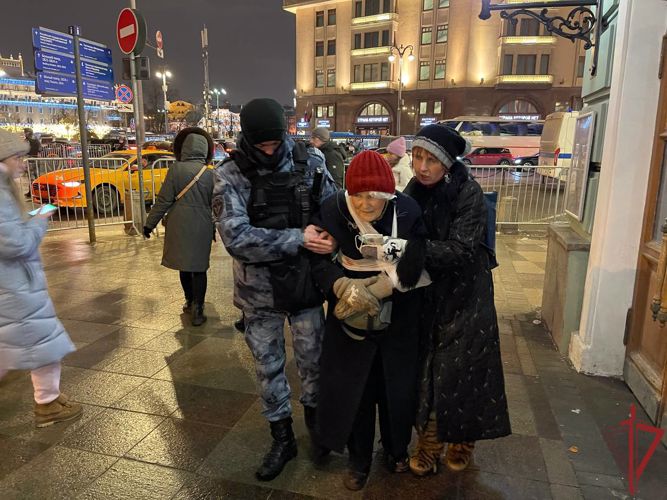 Первую медпомощь оказали росгвардейцы пострадавшей пенсионерке в центре столицы (фото, видео)