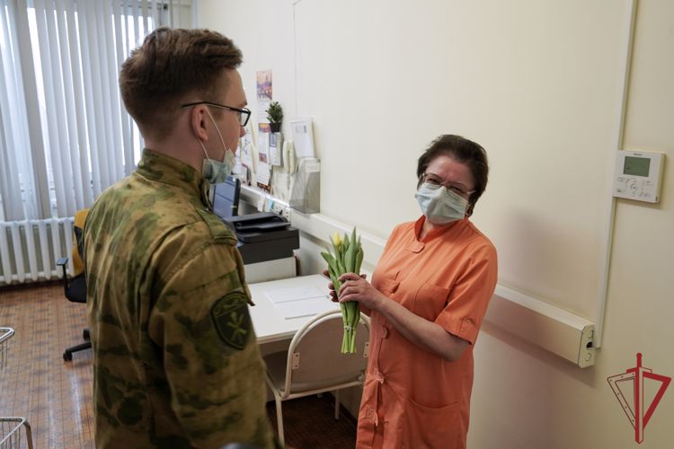 Росгвардейцы поздравили столичных врачей с Международным женским днем