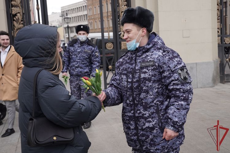 Более тысячи букетов сотрудники Росгвардии подарили женщинам Москвы и поздравили их с 8 марта
