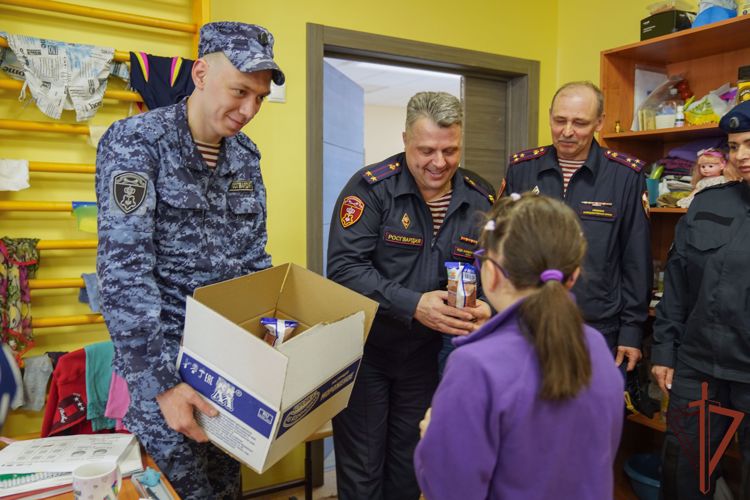 Столичные росгвардейцы передали гуманитарную помощь детям Донбасса