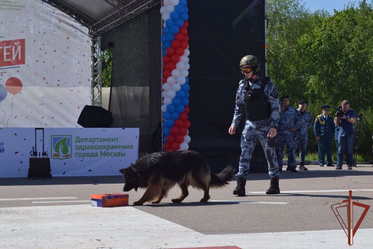 Пациентов одной из столичных детских больниц поздравили росгвардейцы с Днем защиты детей