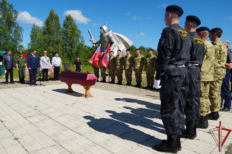 Росгвардейцы приняли участие в перезахоронении останков красноармейцев, найденных в Новгородской области