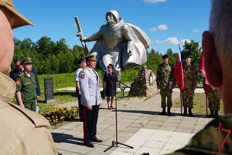 Росгвардейцы приняли участие в перезахоронении останков красноармейцев, найденных в Новгородской области