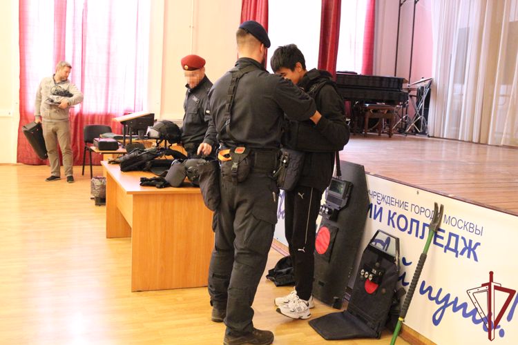 Урок мужества для учащихся колледжа провели сотрудники СОБР«Столица» Росгвардии