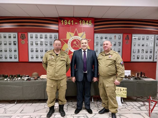 Сотрудники ОМОН «Меч» на транспорте организовали выставку поискового отряда для студентов столичного университета