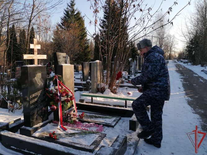 Столичные росгвардейцы почтили память Героев Отечества