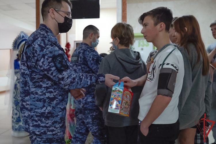 Росгвардейский Дед Мороз привез подарки маленьким пациентам центра имени Бакулева