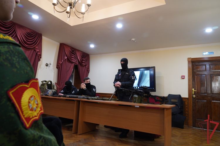 Офицеры московского СОБР «Столица» провели урок мужества для кадетов 