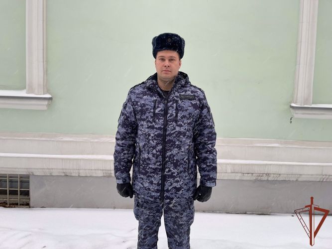 Сотрудник вневедомственной охраны в Москве оказал помощь мужчине, который потерял сознание