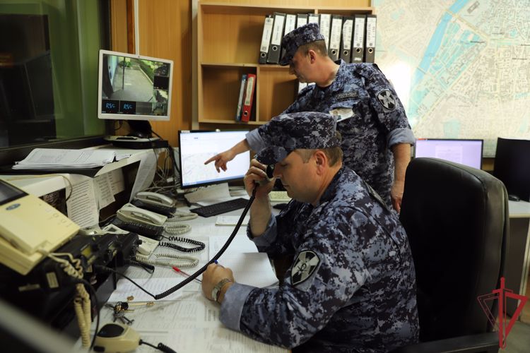 Росгвардейцы задержали мужчину за кражу из московского супермакета 