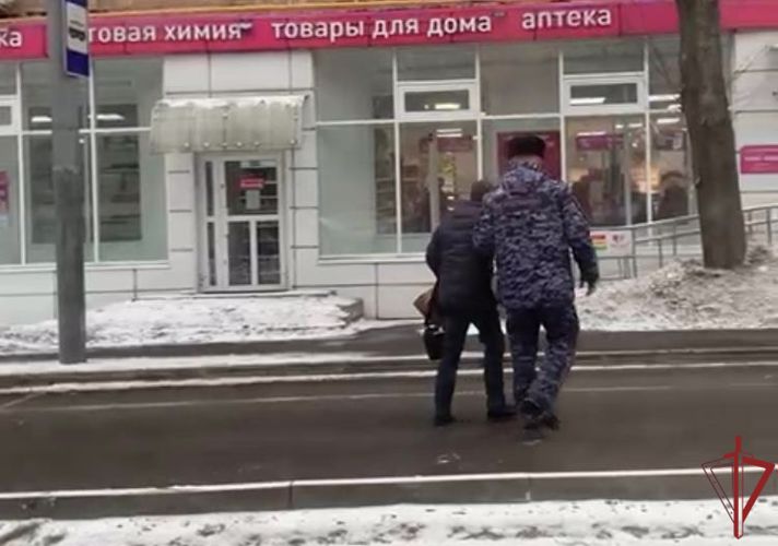 Cотрудник Росгвардии оказал помощь мужчине, упавшему на проезжей части 