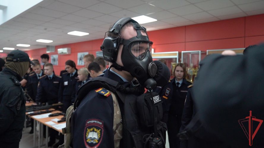 Росгвардейцы провели день открытых дверей, приуроченный ко Дню защитника Отечества