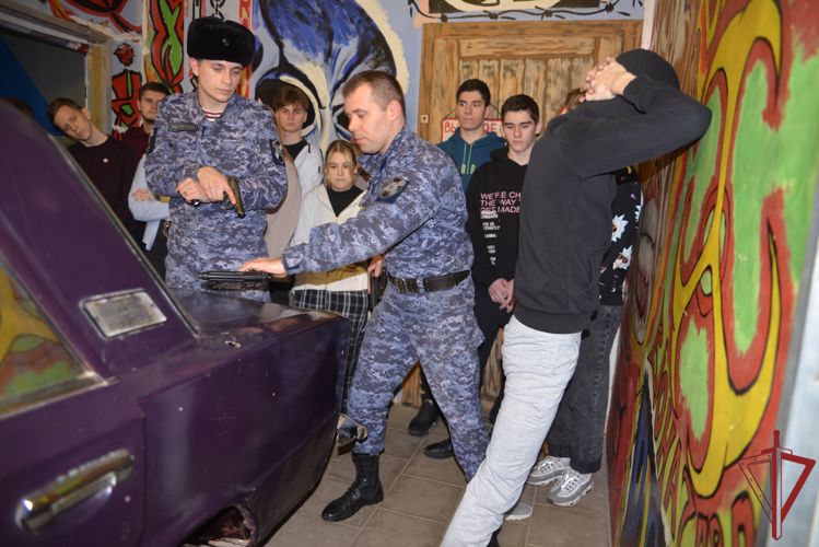 День открытых дверей провели для московских школьников в столичном главке Росгвардии