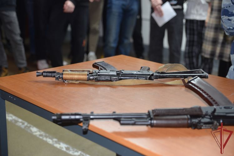 День открытых дверей провели для московских школьников в столичном главке Росгвардии