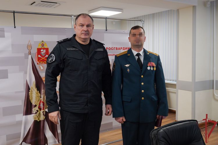 Начальник столичного главка Росгвардии наградил отличившихся сотрудников государственными наградами