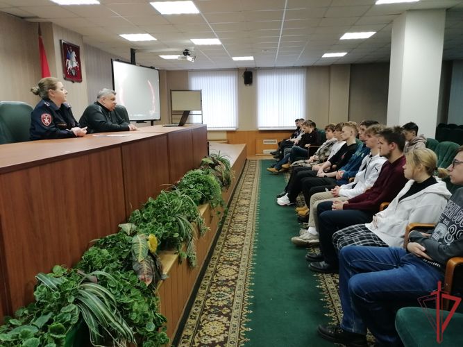 День открытых дверей провели для московских школьников в столичном главке Росгвардии