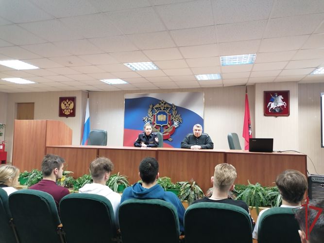 День открытых дверей провели для московских школьников в столичном главке Росгвардии
