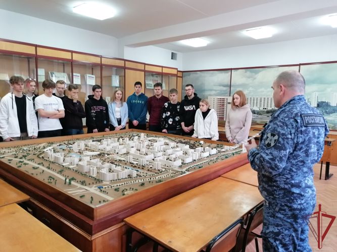 День открытых дверей провели для московских школьников в столичном главке Росгвардии