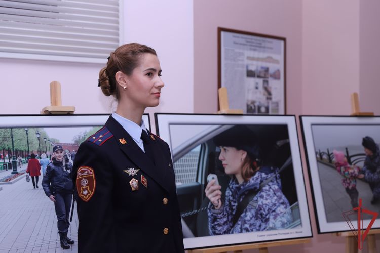 Росгвардейцы приняли участие в церемонии открытия фотовыставки «Женщины в погонах»