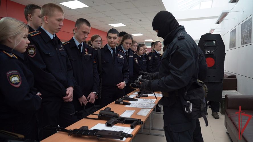 Росгвардейцы провели день открытых дверей, приуроченный ко Дню защитника Отечества