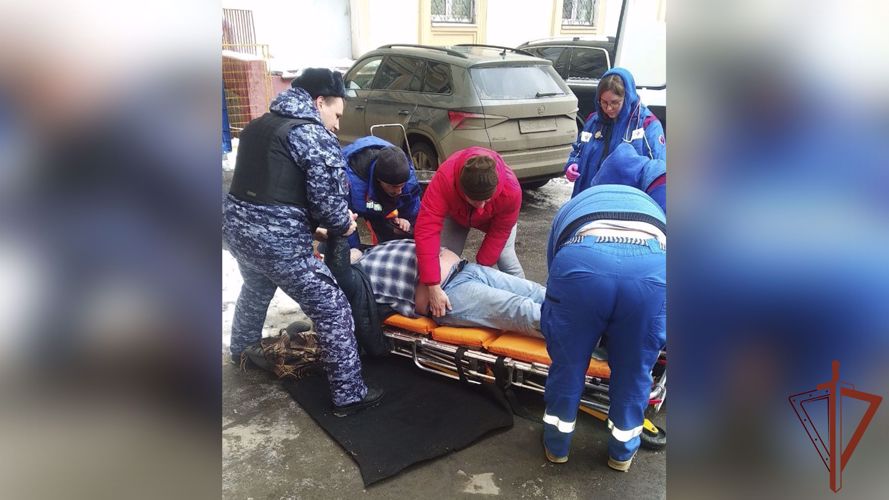 Получившему на улице травму жителю столицы на помощь пришли сотрудники Росгвардии