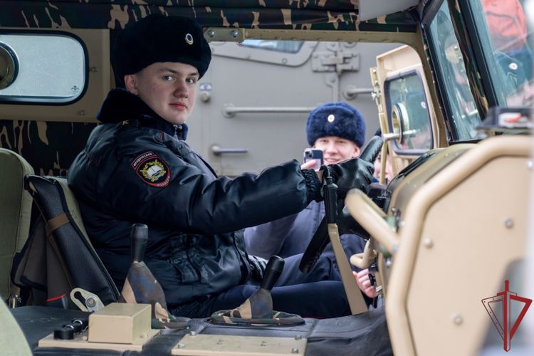 Росгвардейцы провели день открытых дверей, приуроченный ко Дню защитника Отечества