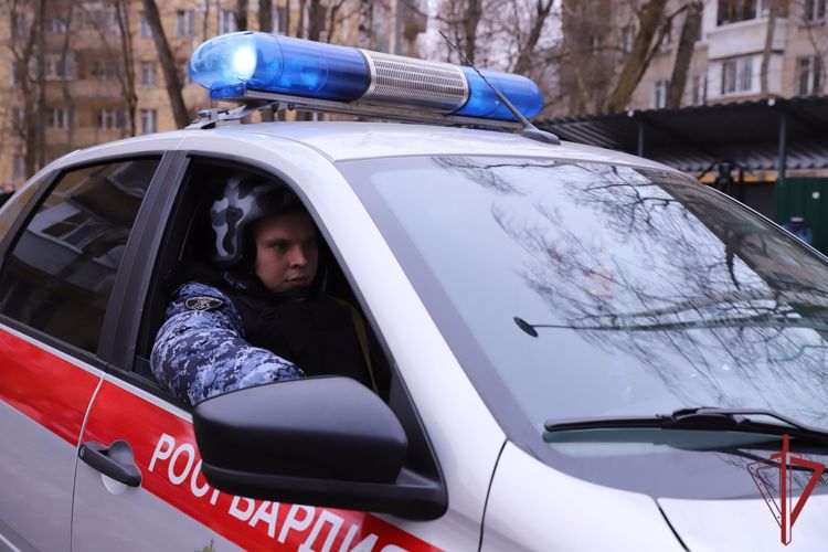 Патруль росгвардии задержал подозреваемого в распространении наркотиков в Новой Москве
