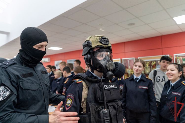 Росгвардейцы провели день открытых дверей, приуроченный ко Дню защитника Отечества