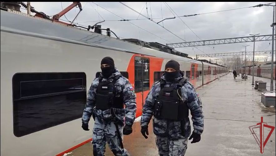 Росгвардейцы задержали распространителей наркотиков на железнодорожной станции в Москве