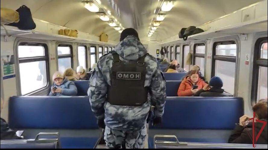Сотрудники Росгвардии провели профилактическое мероприятие по безопасности на железнодорожном транспорте в Москве