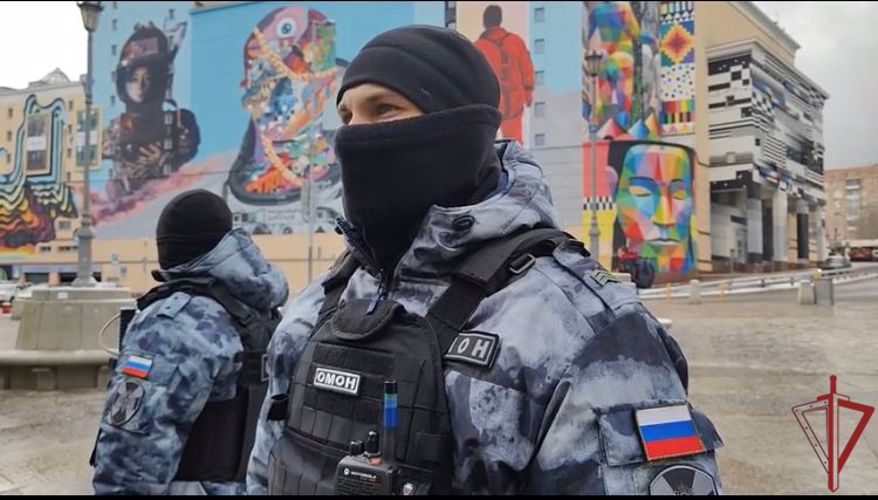 Сотрудники Росгвардии провели профилактическое мероприятие по безопасности на железнодорожном транспорте в Москве