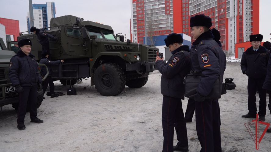 Росгвардейцы провели день открытых дверей, приуроченный ко Дню защитника Отечества