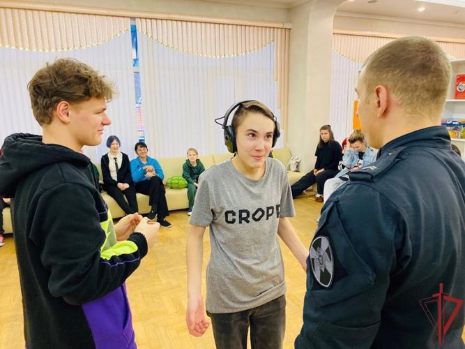 Спецназовцы провели урок безопасности для подопечных семейного центра в Москве