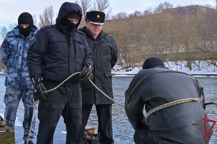Водолазы Росгвардии провели учебные спуски на Москве-реке (видео)