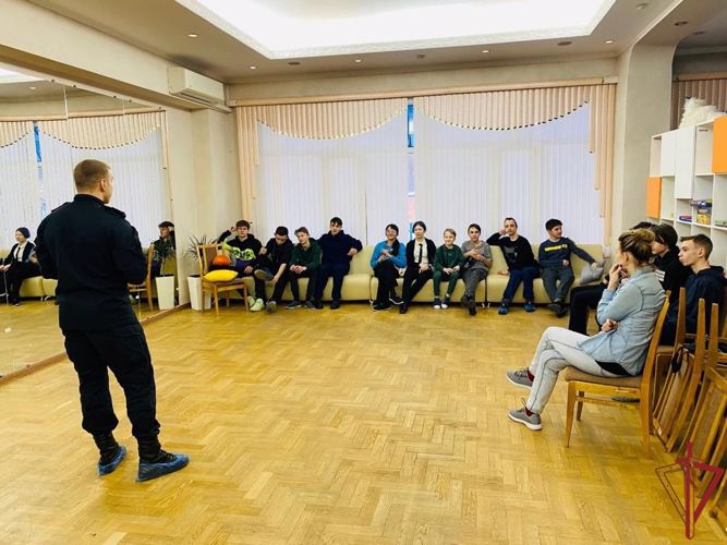 Спецназовцы провели урок безопасности для подопечных семейного центра в Москве