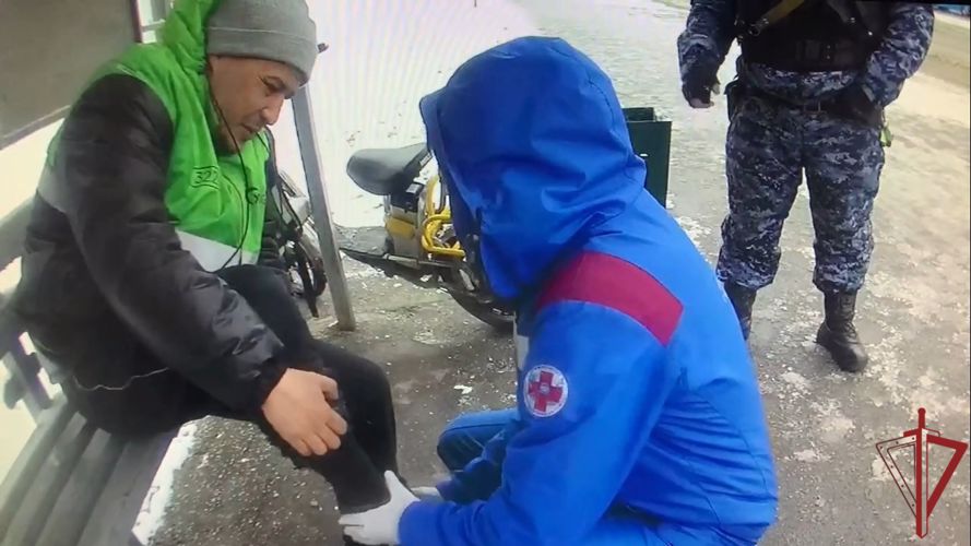 Сломавшему ногу мужчине оказали помощь росгвардейцы в столице