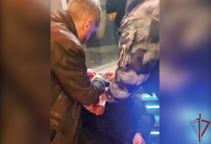 Столичные росгварейцы оказали помощь мужчине, получившему серьезную травму