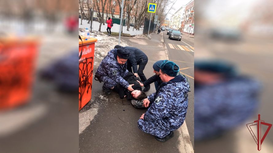 Столичные росгвардейцы помогли спасти мужчину, потерявшего сознание