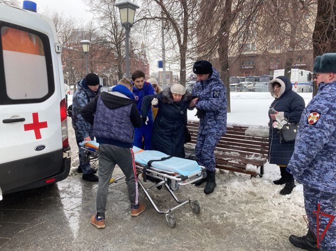 Упавшей в центре столицы женщине оказали помощь сотрудники Росгвардии
